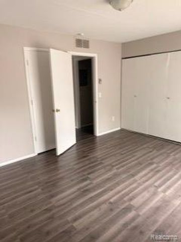 328 E Elmwood Avenue 6, Commerce Twp, MI 48017