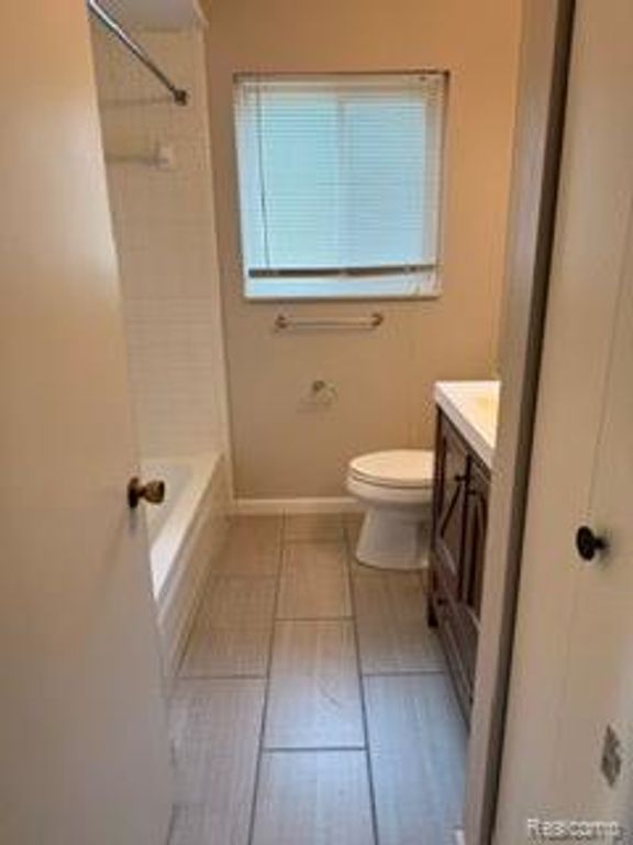 328 E Elmwood Avenue 6, Commerce Twp, MI 48017