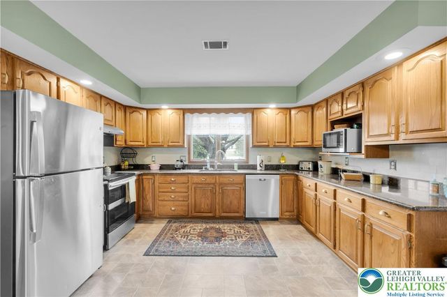 466 East Chestnut Street, Nazareth Boro, PA 18064