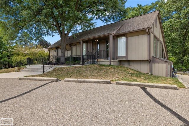 1995 Streamwood Drive, Rochester Hills, MI 48309