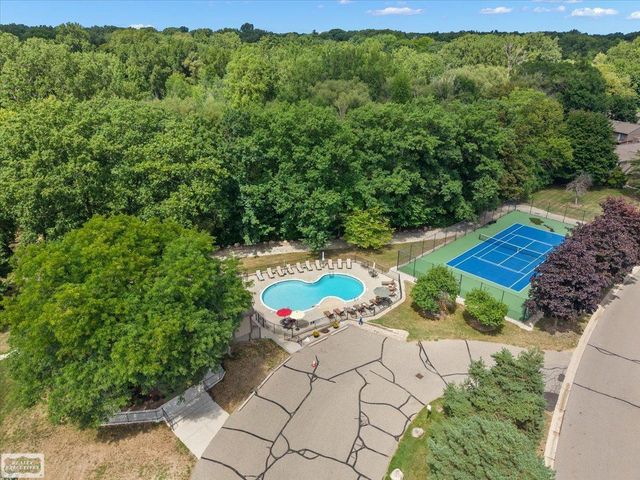 1995 Streamwood Drive, Rochester Hills, MI 48309