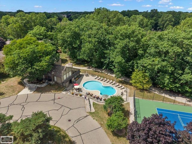 1995 Streamwood Drive, Rochester Hills, MI 48309