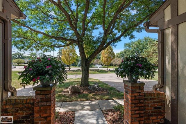 1995 Streamwood Drive, Rochester Hills, MI 48309
