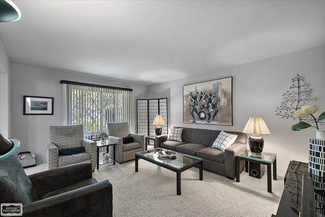 1995 Streamwood Drive, Rochester Hills, MI 48309