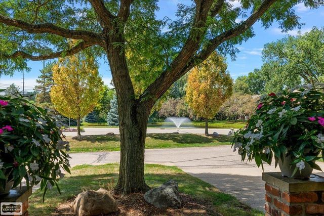 1995 Streamwood Drive, Rochester Hills, MI 48309