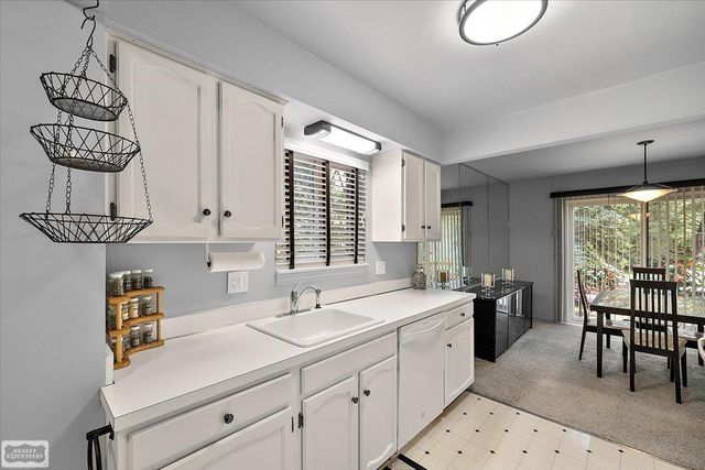1995 Streamwood Drive, Rochester Hills, MI 48309