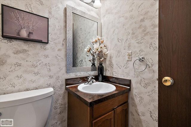 1995 Streamwood Drive, Rochester Hills, MI 48309