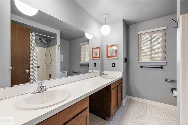 1995 Streamwood Drive, Rochester Hills, MI 48309