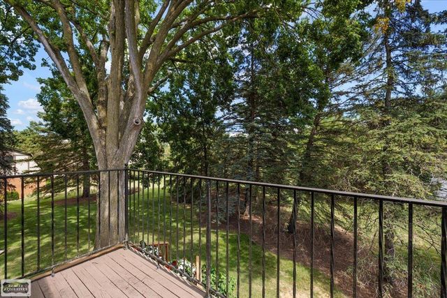 1995 Streamwood Drive, Rochester Hills, MI 48309