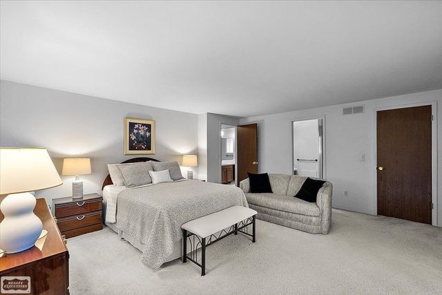 1995 Streamwood Drive, Rochester Hills, MI 48309