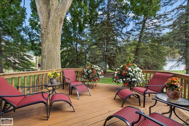 1995 Streamwood Drive, Rochester Hills, MI 48309