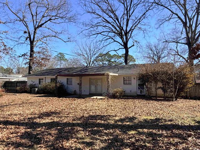 1412 Chestnut St, Crossett, AR 71635