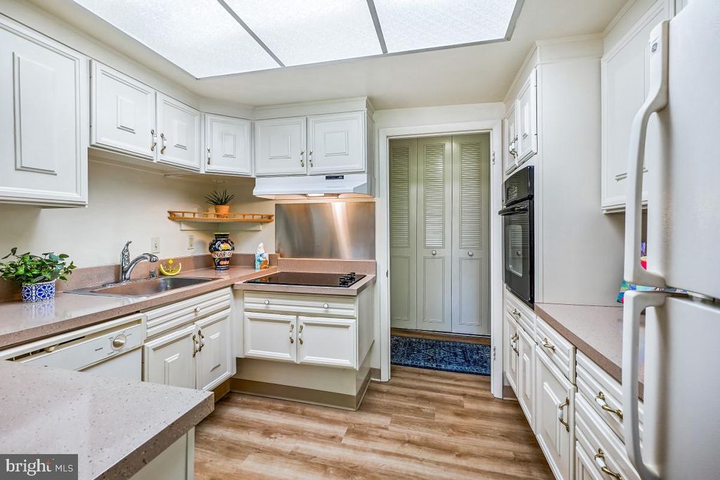 Image 10 of property listing at 3320 GLENEAGLES DR #68-2A, Silver Spring, MD 20906