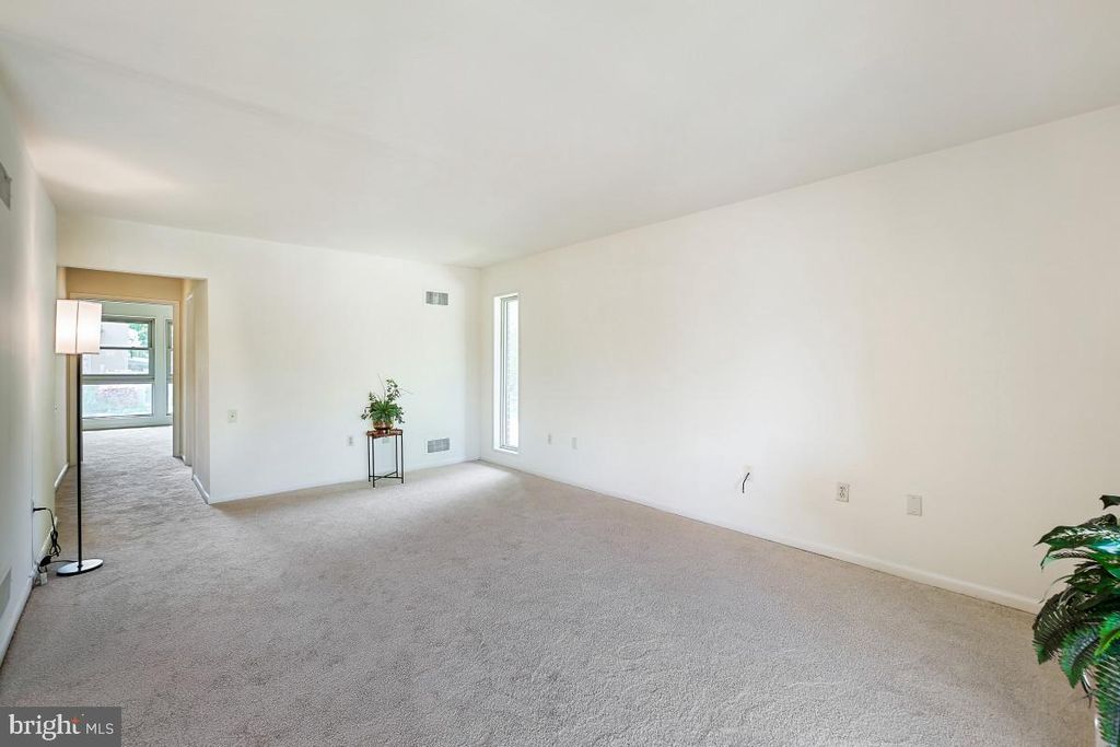 Image 14 of property listing at 3320 GLENEAGLES DR #68-2A, Silver Spring, MD 20906