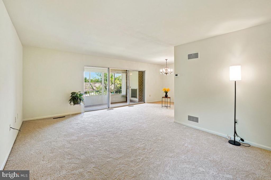 Image 2 of property listing at 3320 GLENEAGLES DR #68-2A, Silver Spring, MD 20906