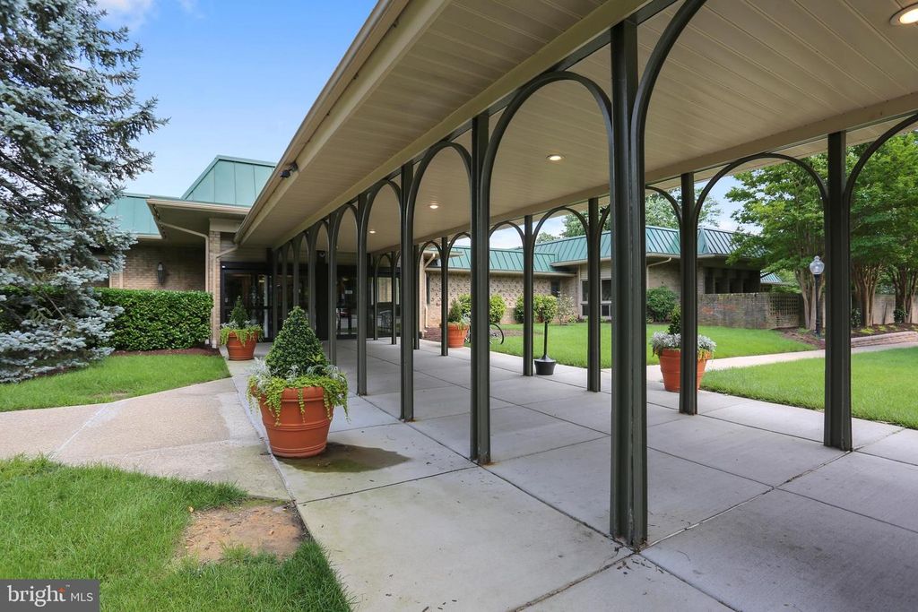 Image 27 of property listing at 3320 GLENEAGLES DR #68-2A, Silver Spring, MD 20906