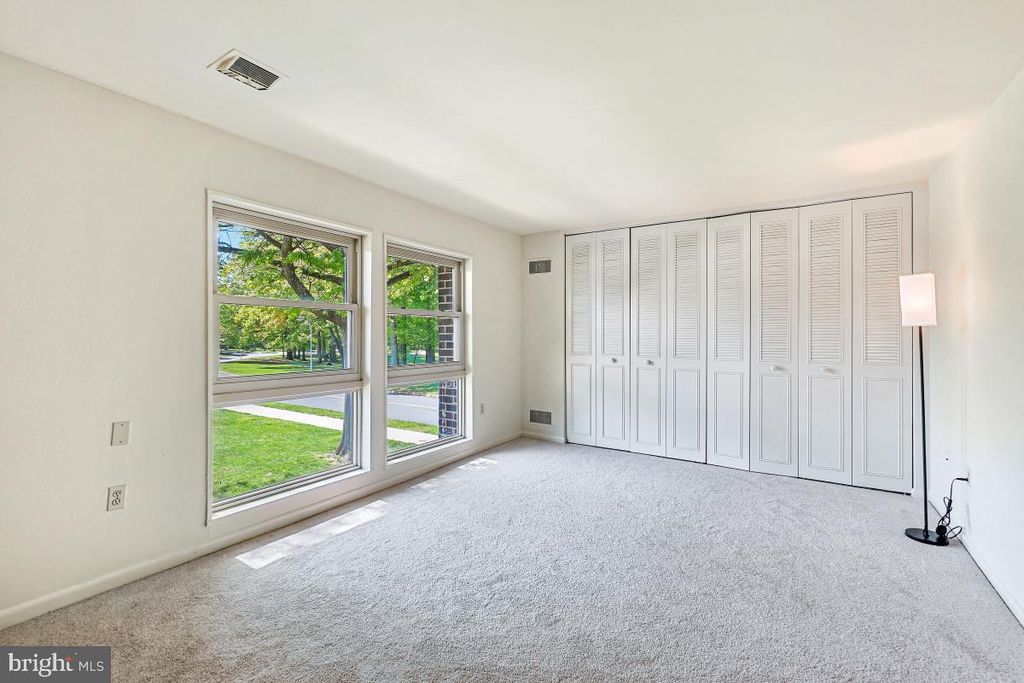 Image 4 of property listing at 3320 GLENEAGLES DR #68-2A, Silver Spring, MD 20906