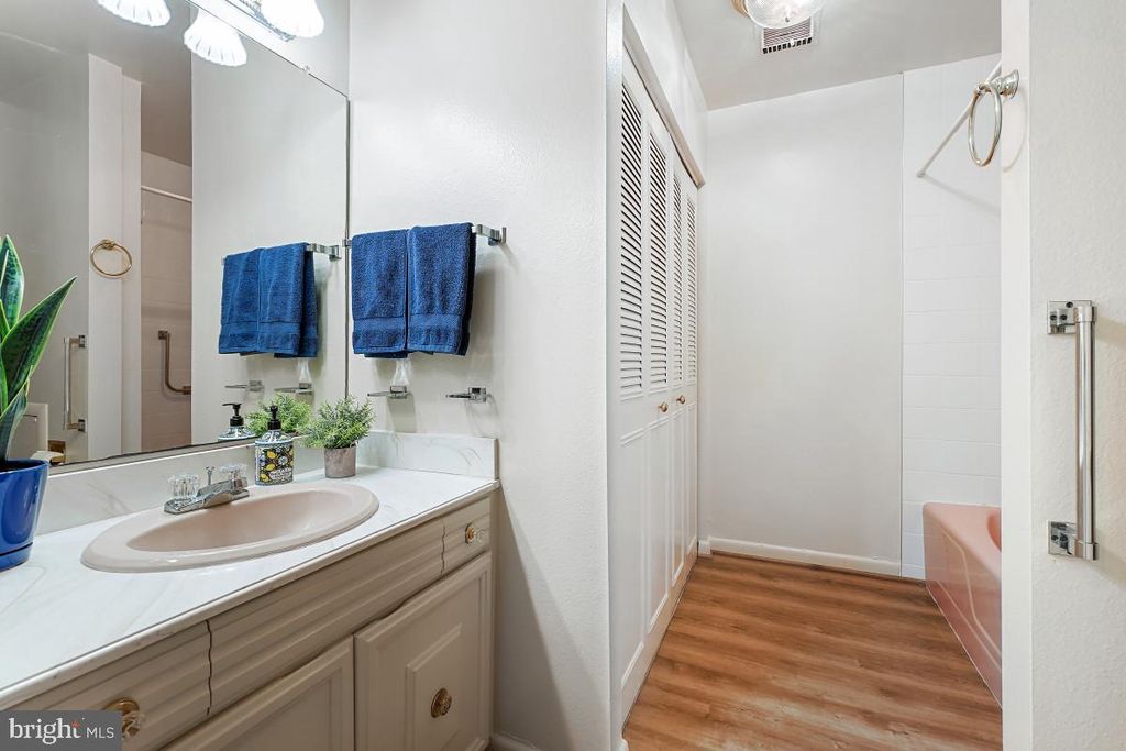 Image 5 of property listing at 3320 GLENEAGLES DR #68-2A, Silver Spring, MD 20906