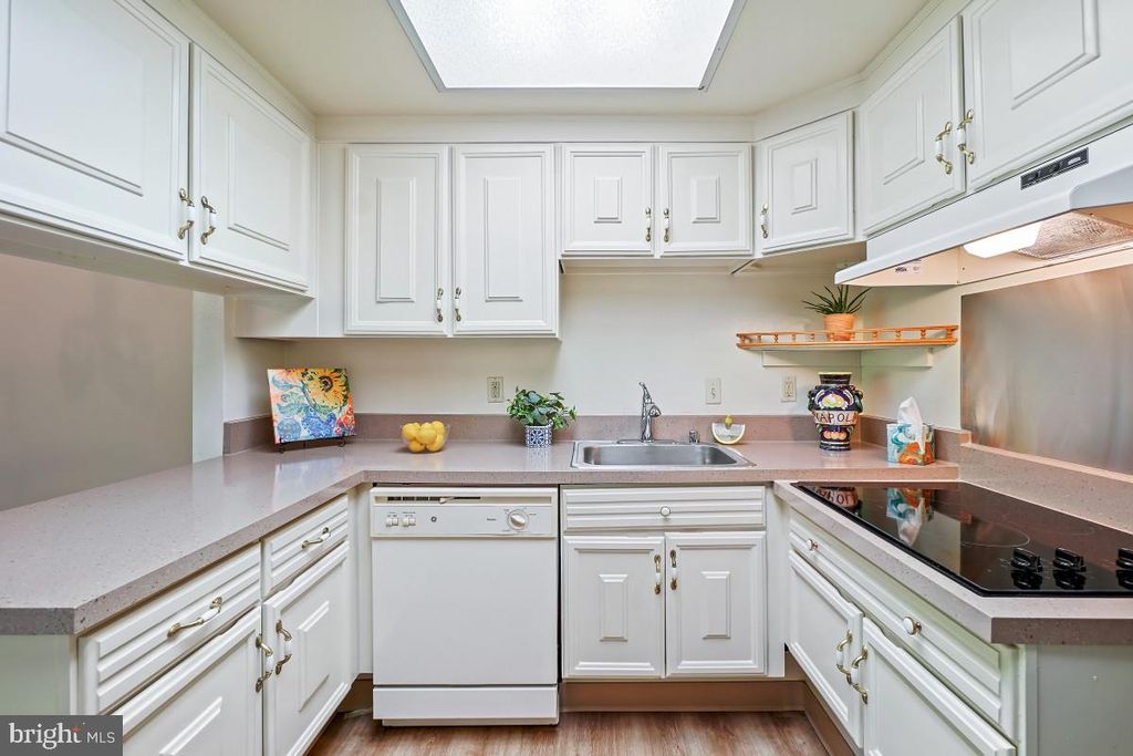 Image 9 of property listing at 3320 GLENEAGLES DR #68-2A, Silver Spring, MD 20906