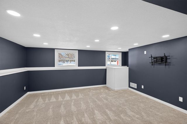 943 Progress Avenue, Waterloo, IA 50701