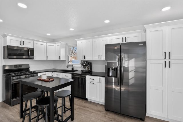 943 Progress Avenue, Waterloo, IA 50701