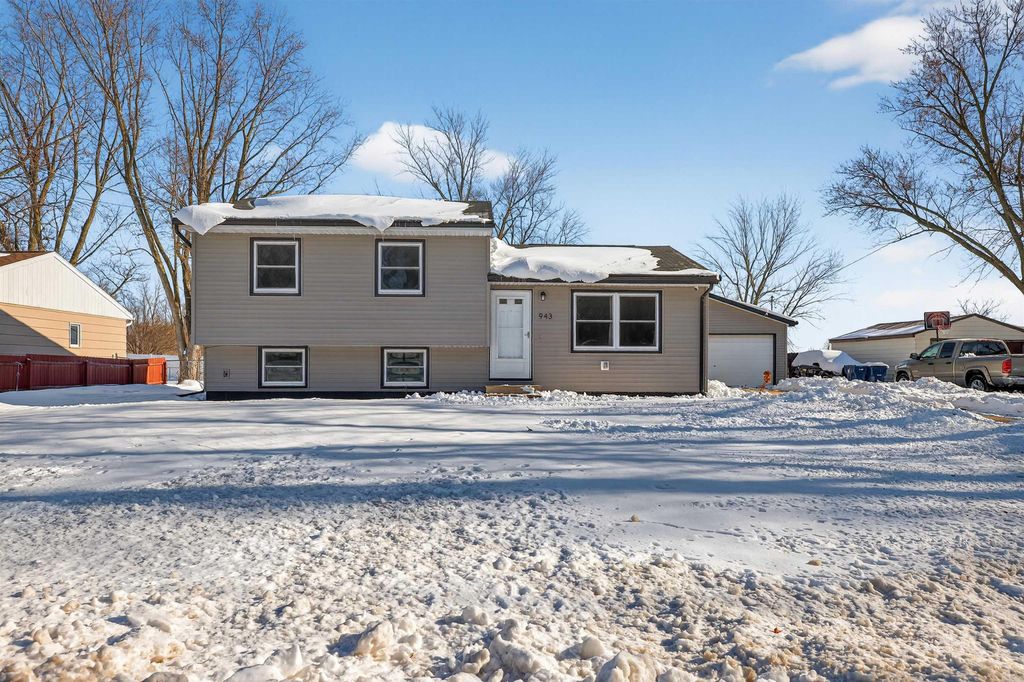 943 Progress Avenue, Waterloo, IA 50701