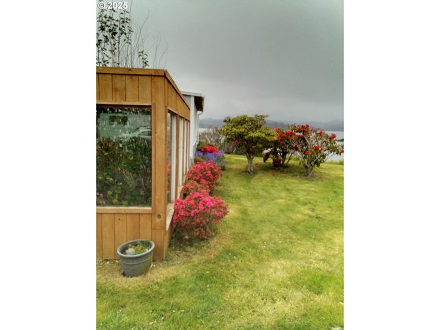 955 Ne MILL St A16, Waldport, OR 97394