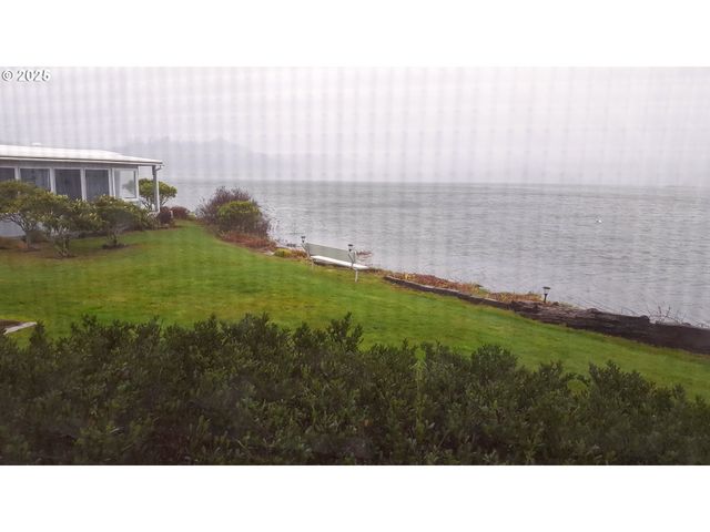 955 Ne MILL St A16, Waldport, OR 97394