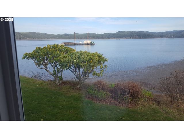 955 Ne MILL St A16, Waldport, OR 97394