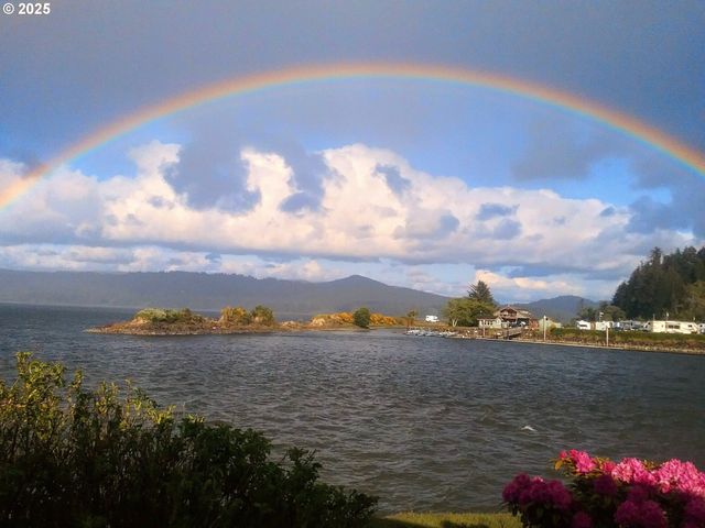 955 Ne MILL St A16, Waldport, OR 97394