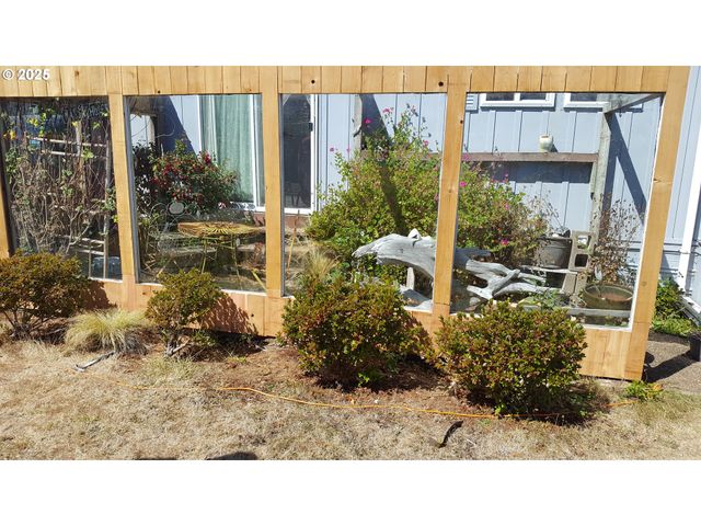 955 Ne MILL St A16, Waldport, OR 97394
