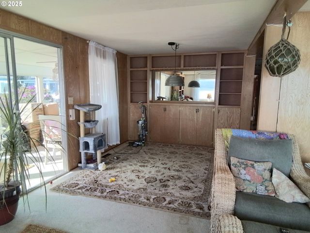 955 Ne MILL St A16, Waldport, OR 97394