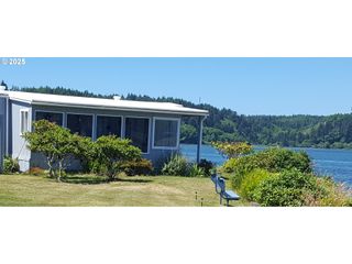 955 Ne MILL St A16, Waldport, OR 97394