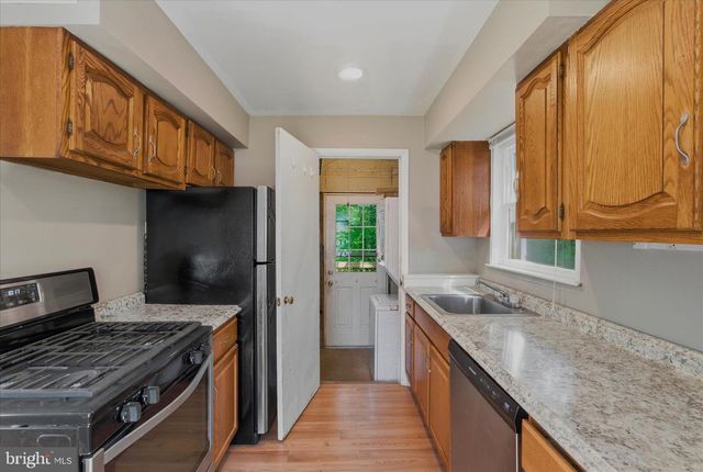 1048 S EDISON ST, Arlington, VA 22204