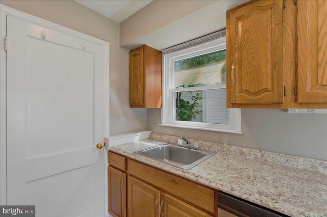 1048 S EDISON ST, Arlington, VA 22204