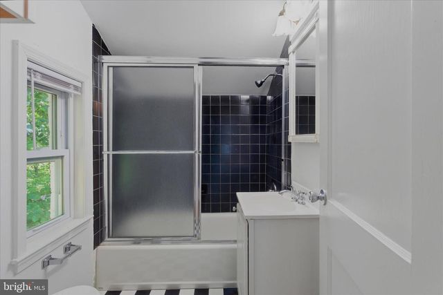 1048 S EDISON ST, Arlington, VA 22204