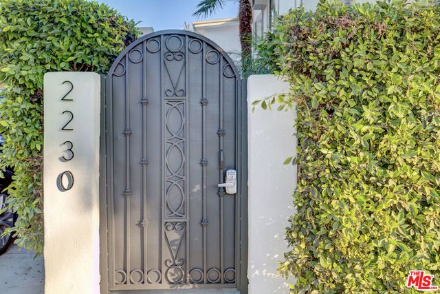 2230 S Redondo Boulevard, Los Angeles, CA 90016