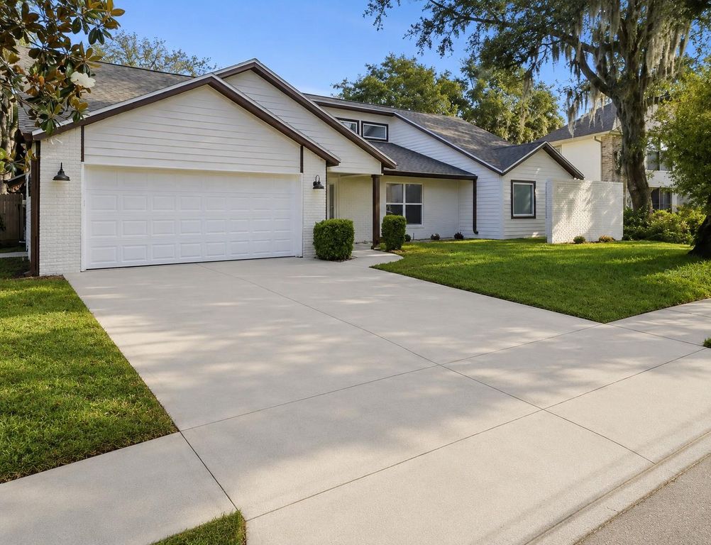 1204 MOONDALE COURT, Valrico, FL 33596