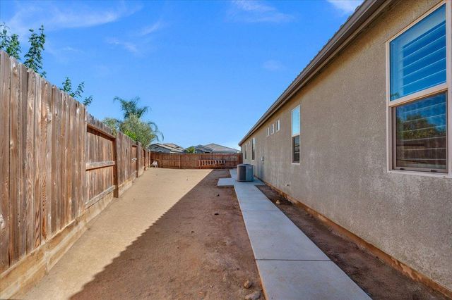 3833 Hannah Lane, Clovis, CA 93619