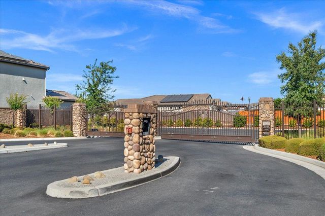 3833 Hannah Lane, Clovis, CA 93619