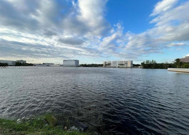 5501 NW 7th Street E412, Miami, FL 33126