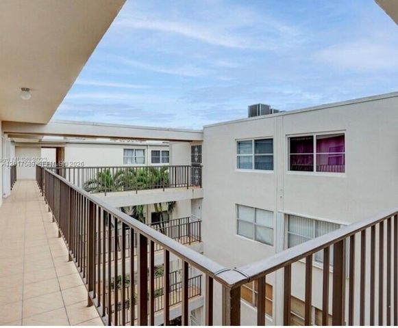 5501 NW 7th Street E412, Miami, FL 33126