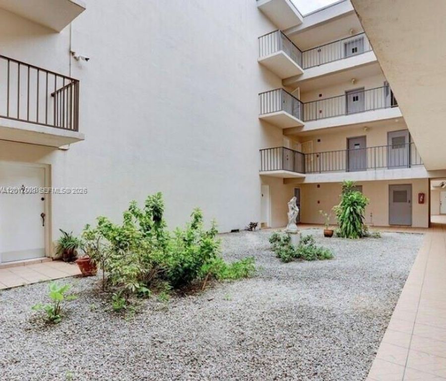 5501 NW 7th Street E412, Miami, FL 33126