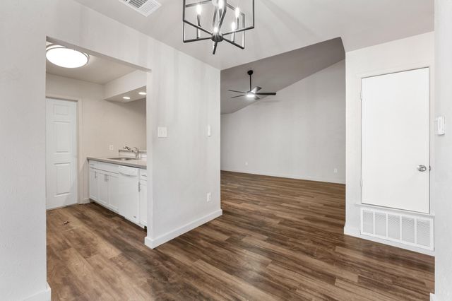 7600 Woodstone CV B, Austin, TX 78749