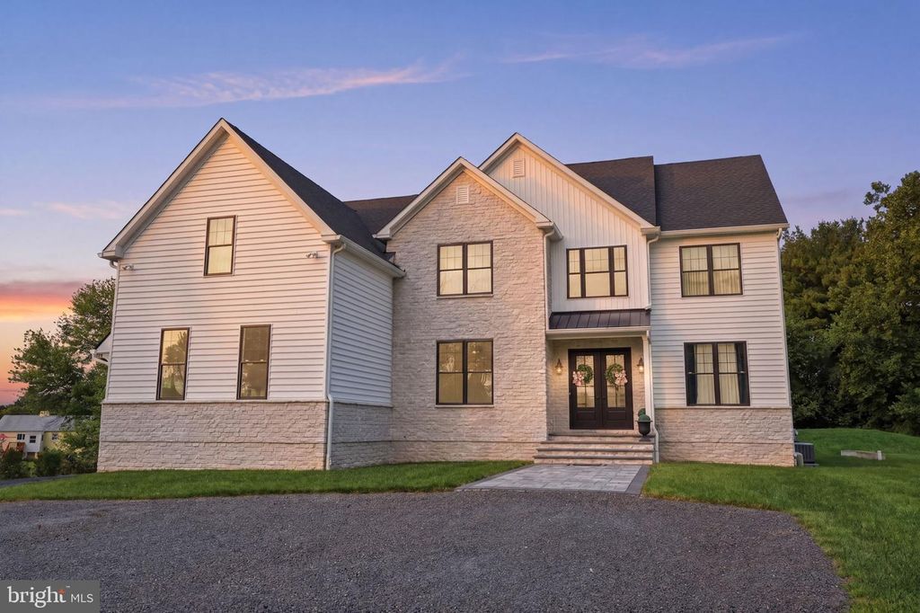 2640 WINDY BUSH RD, NEWTOWN, PA 18940 — exterior