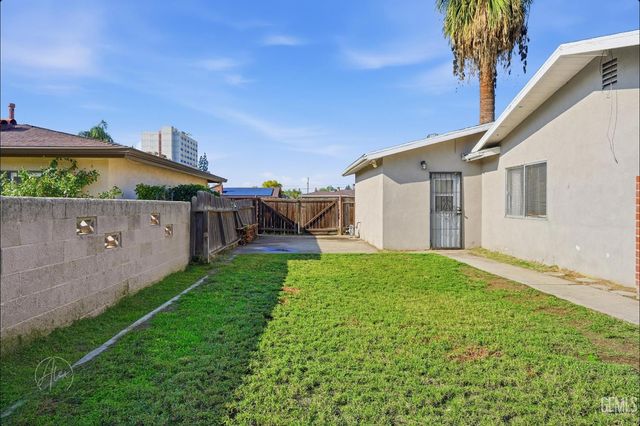 2500 Blackstone Court, Bakersfield, CA 93304