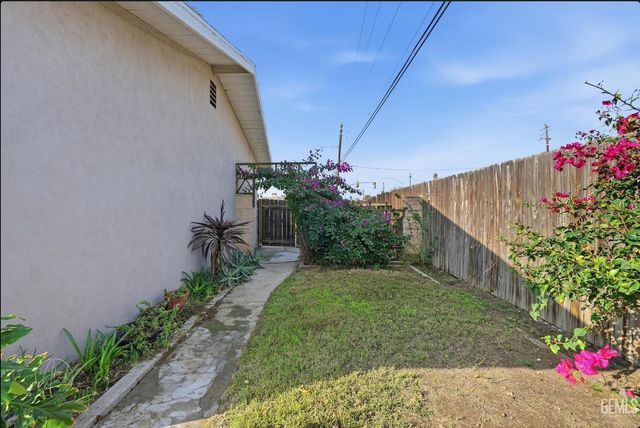 2500 Blackstone Court, Bakersfield, CA 93304