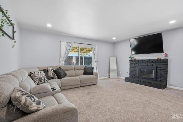 2500 Blackstone Court, Bakersfield, CA 93304