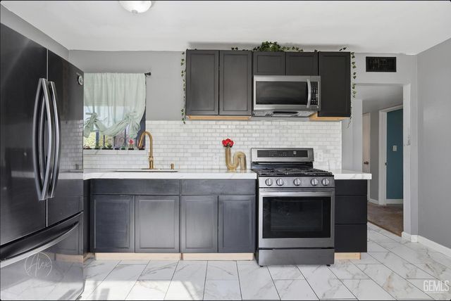 2500 Blackstone Court, Bakersfield, CA 93304