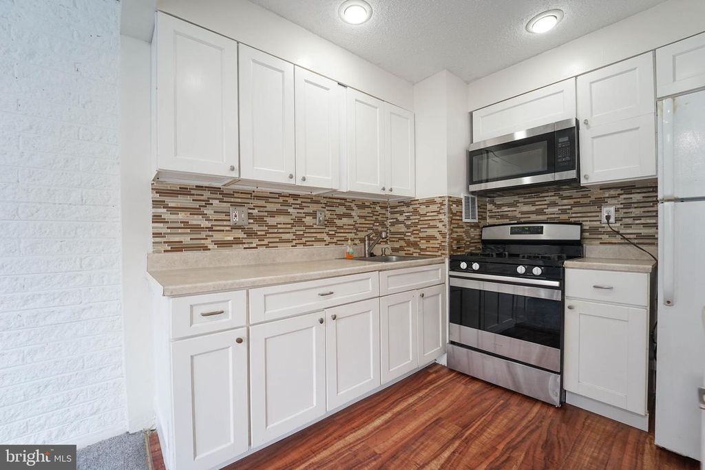 Image 10 of property listing at 1822 METZEROTT RD #308, Hyattsville, MD 20783